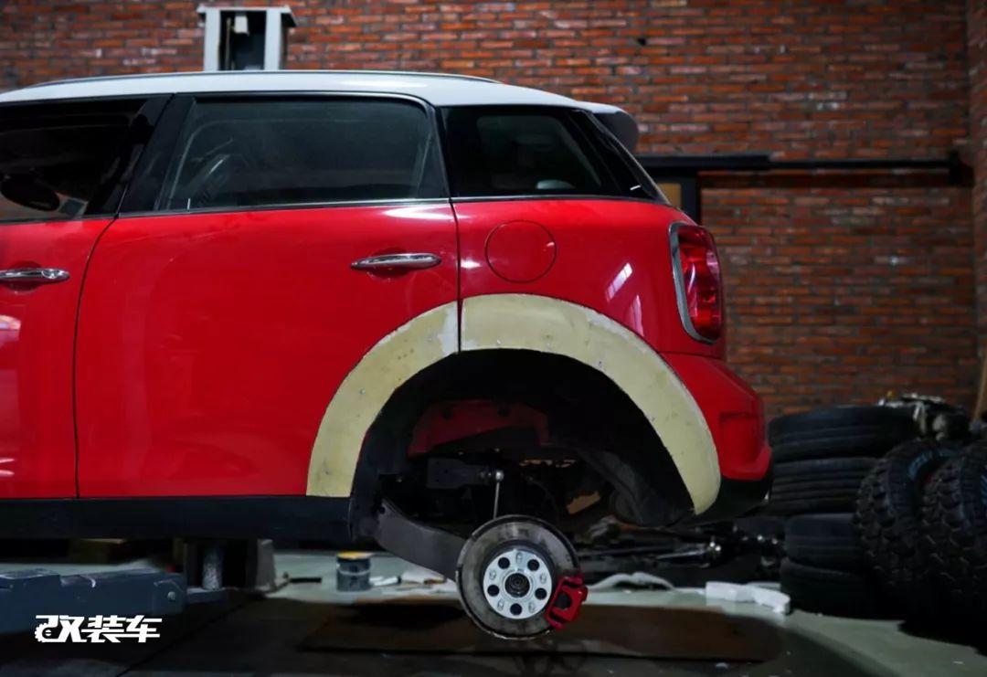 网友花费十几万，把MINI乡下人爆改成大脚怪