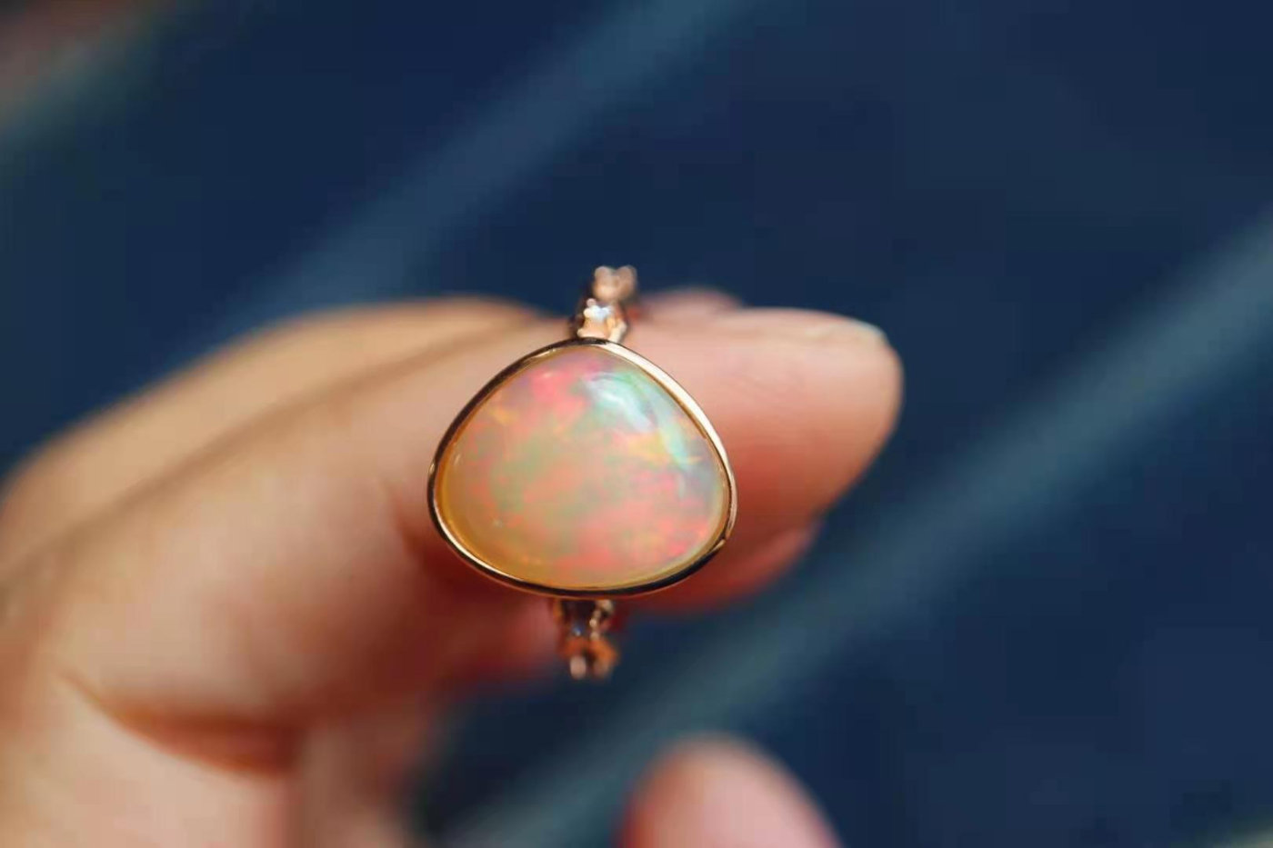 欧泊一种拥有世间所有颜色的宝石，关键还不贵