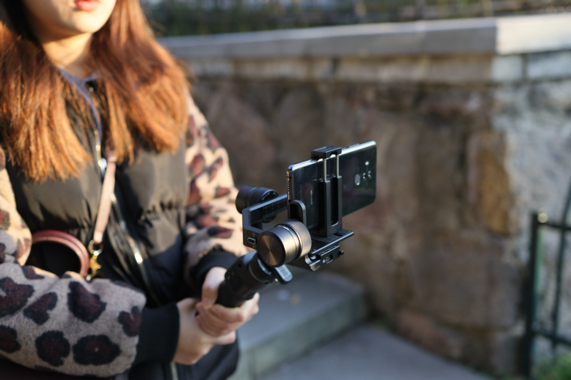 手持稳定器手机和运动相机一体,兼容手机和运动相机的稳定器