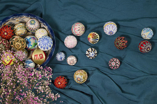 男人手里握的叫保健球,女人手里握的叫什么球?