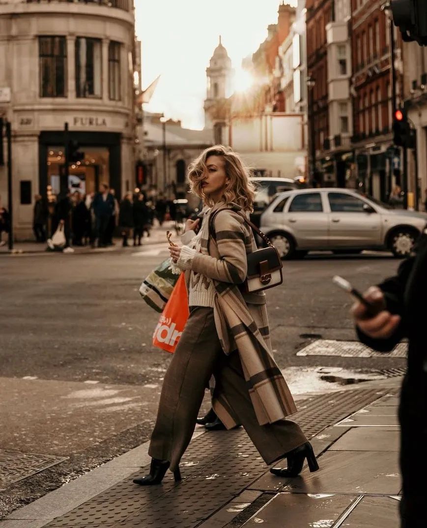 黑白格纹大衣怎么搭配好看,戴帽子黑白格纹大衣怎么搭配好看