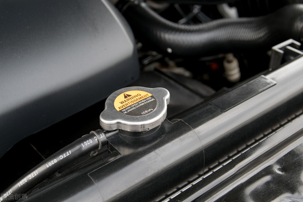 雅阁防冻液少了自己如何添加,发动机防冻液少了可以直接添加吗