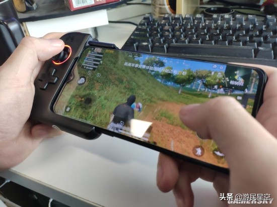 这款手柄外设能助你在《和平精英》中场场“吃鸡”