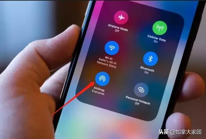 加拿大地铁上有变态强迫妹子看“*体下**”！你手机这个功能关了吗？