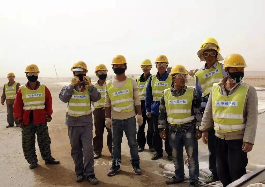 万里黄沙，波涛如怒，谁建起这条横贯中国的壮阔公路？