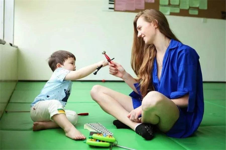 2岁宝宝爱咬人扔东西怎么回事,儿童咬人打人扔东西怎么办