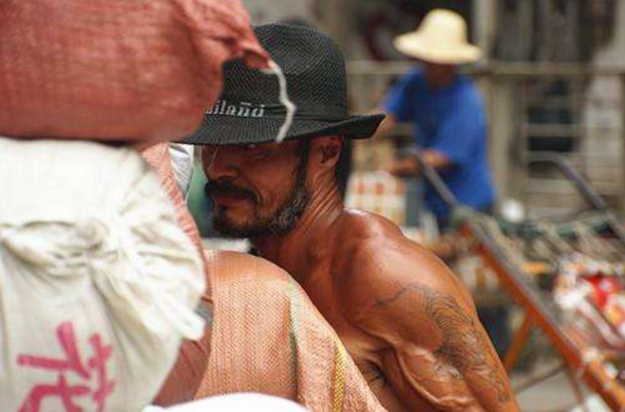 为了供孩子读书父母一天打四份工,为供两个孩子上大学四处奔波打工