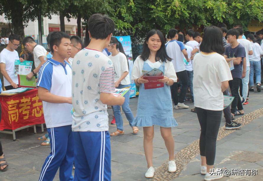 高考分数只超二本线4分，是尽量走一个本科好，还是复读一年好？