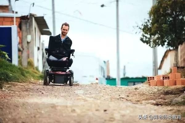 没有四肢的生命斗士,他没有腿但他却能坚强地站起来