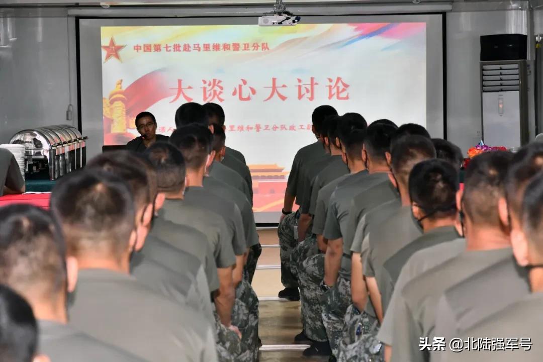 ​在西非马里，“蓝盔勇士”向抗疫“白衣战士”投来崇拜的目光……