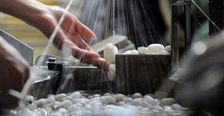 采紫禁红霞做围巾，轻暖丝滑，让你红运整年