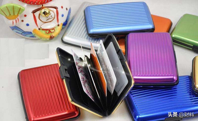 上门推销送礼物的信用卡靠谱吗,上门推销银行信用卡要绑定pos机