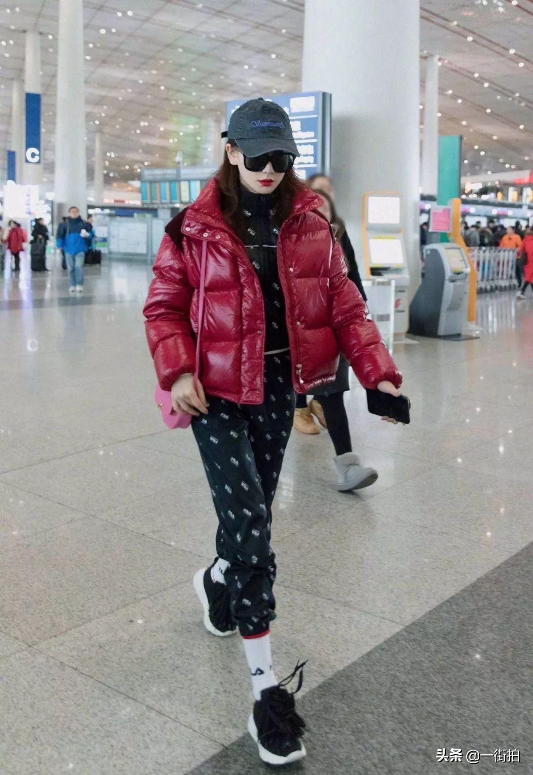 戚薇放大招了,竟穿了羽绒服和睡衣现身机场,混搭界的扛把子啊!