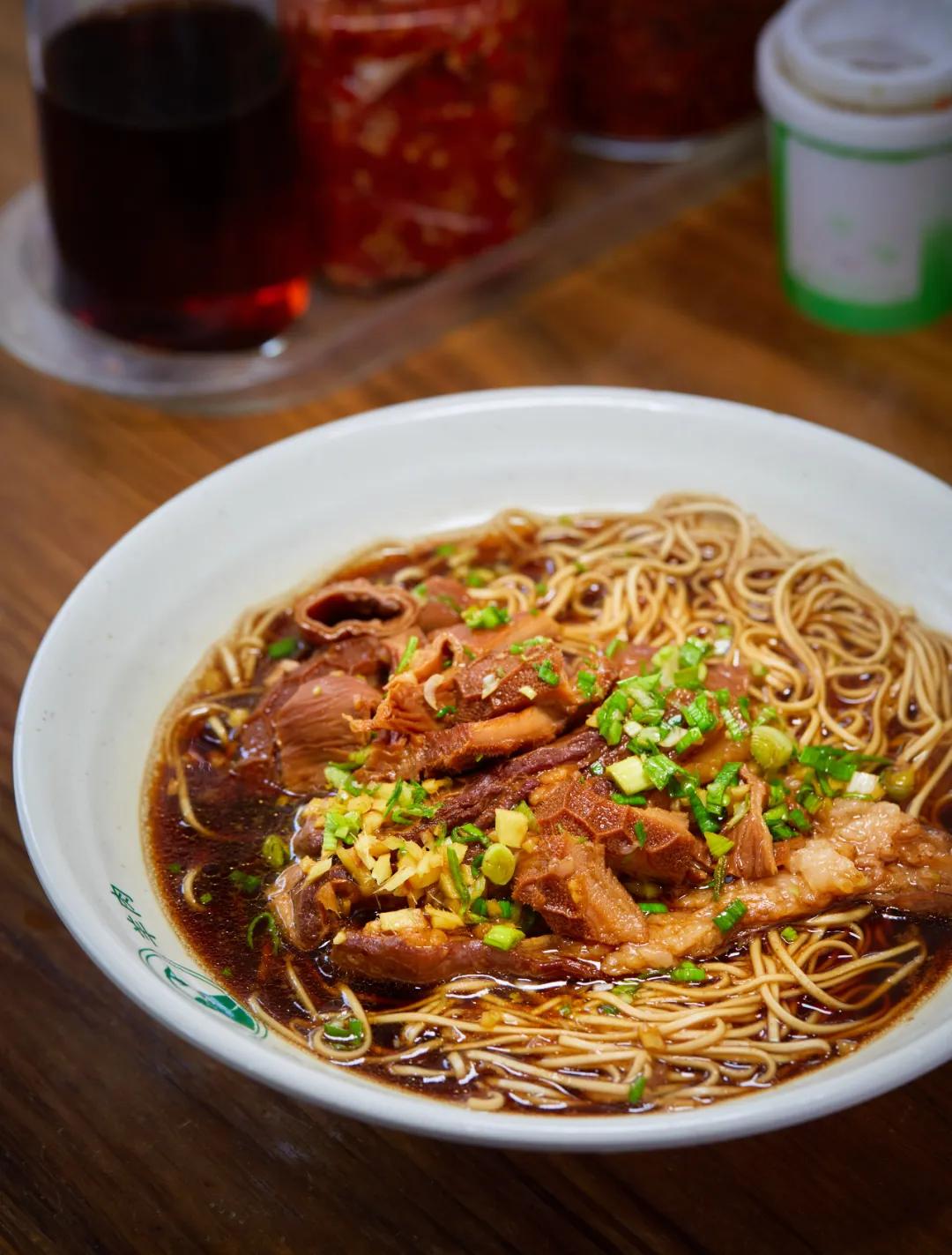 一到10月挤破头，这小镇也太好吃了吧