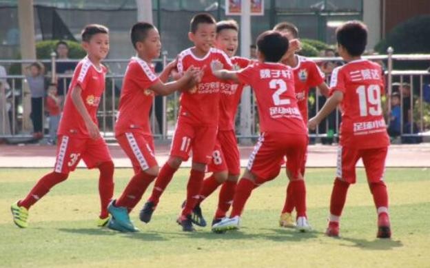 日本队最终2:1战胜日本足球小将,目前稳胜日本的足球队