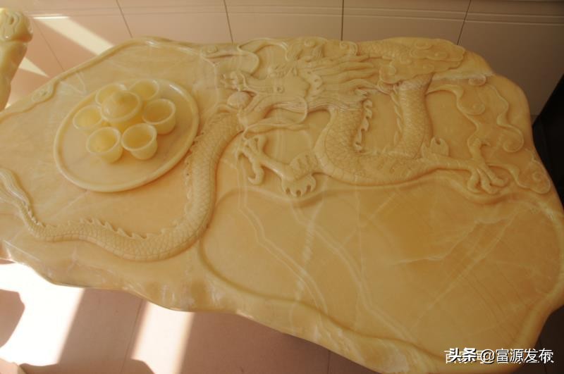 富源：曹跃兴创办佳景石材公司生产加工米黄松香玉工艺品名气大増