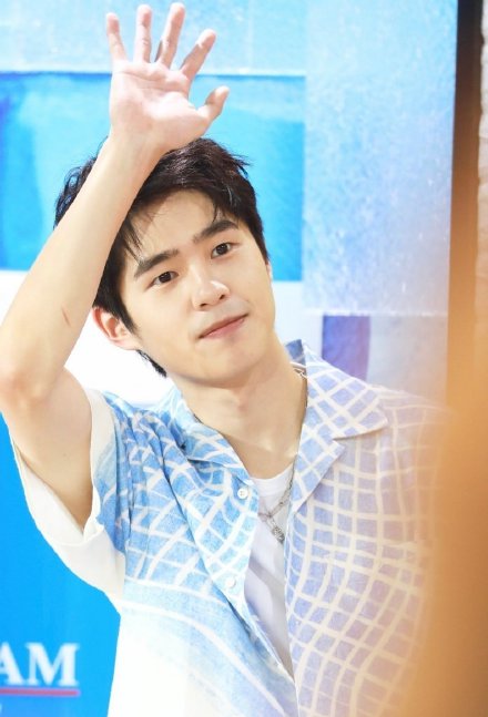 刘昊然绝美生图,刘昊然红条纹衫写真高清