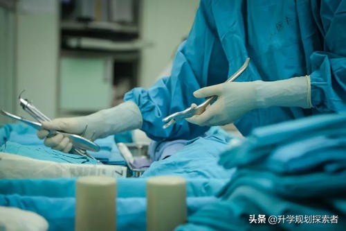 该医学专业就业形势明朗,就业难度低于临床,分数低于临床口腔