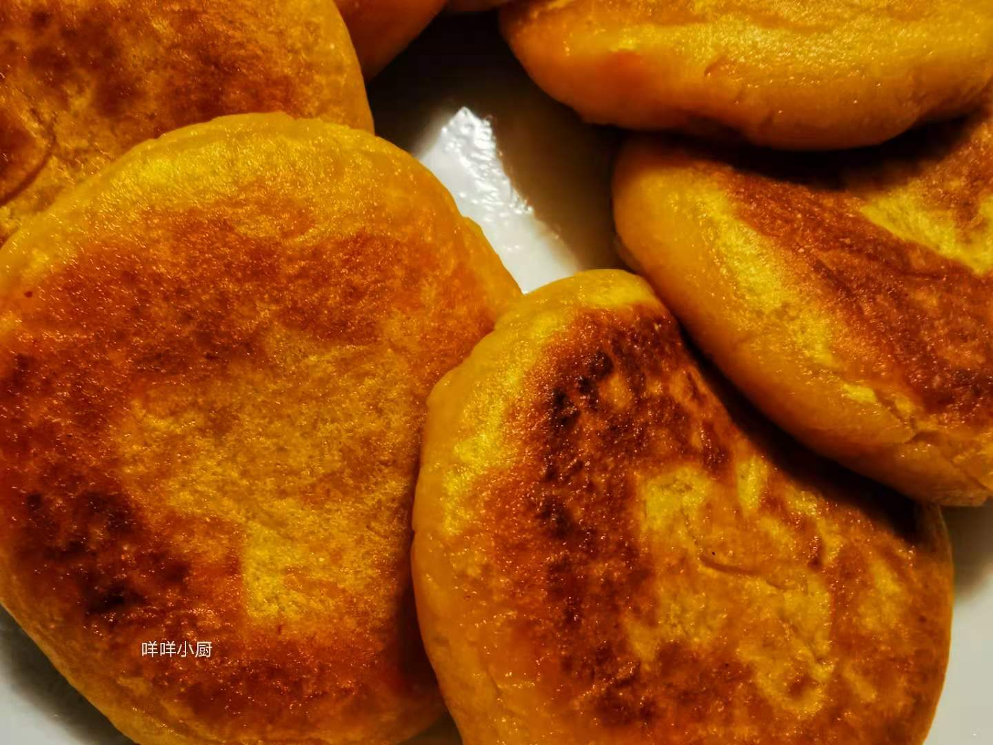 天然甜的红薯低脂低热，和糯米粉真是绝配，软糯香甜的红薯糯米饼