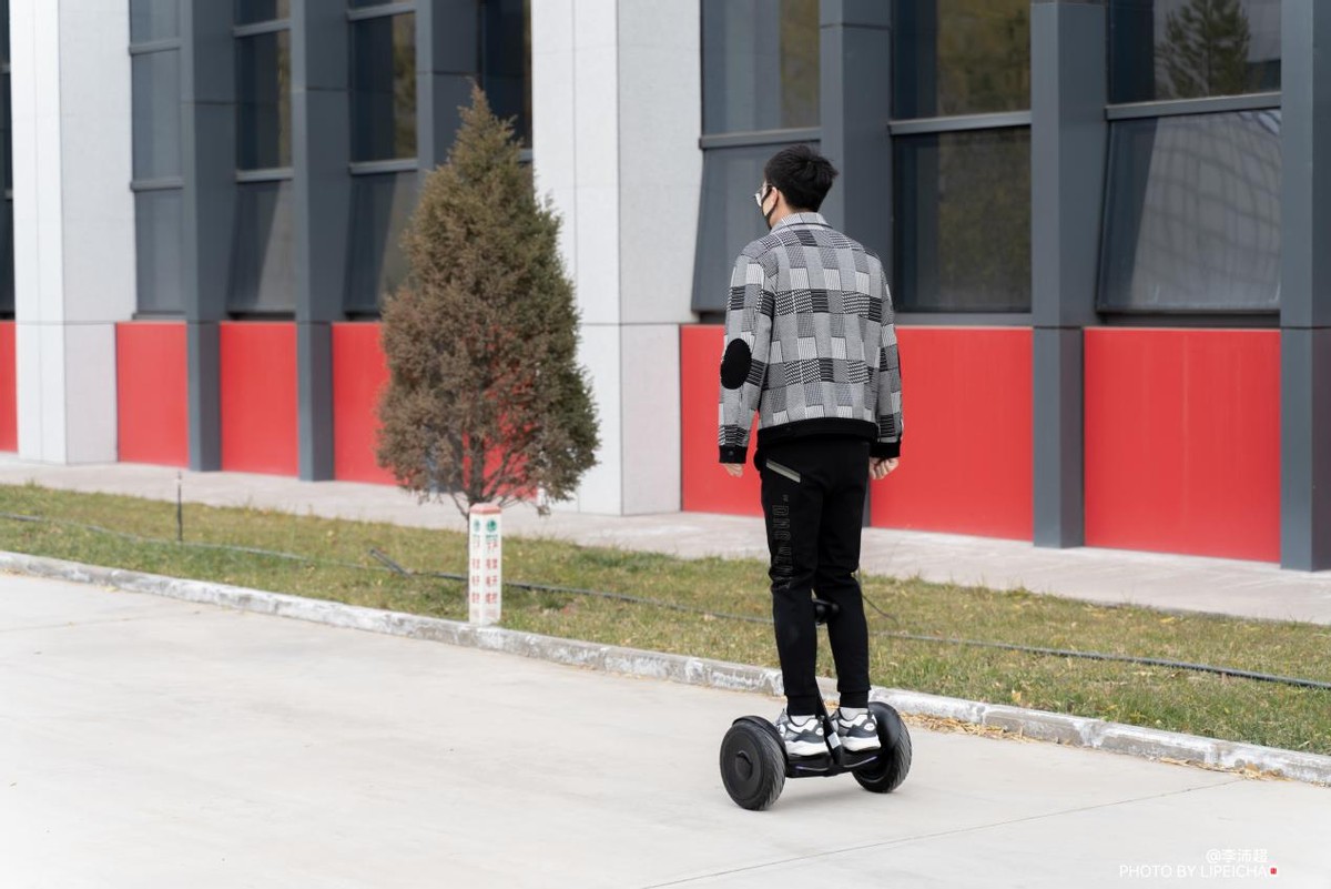 9号平衡车体验:不仅仅是年轻人的酷乐玩具