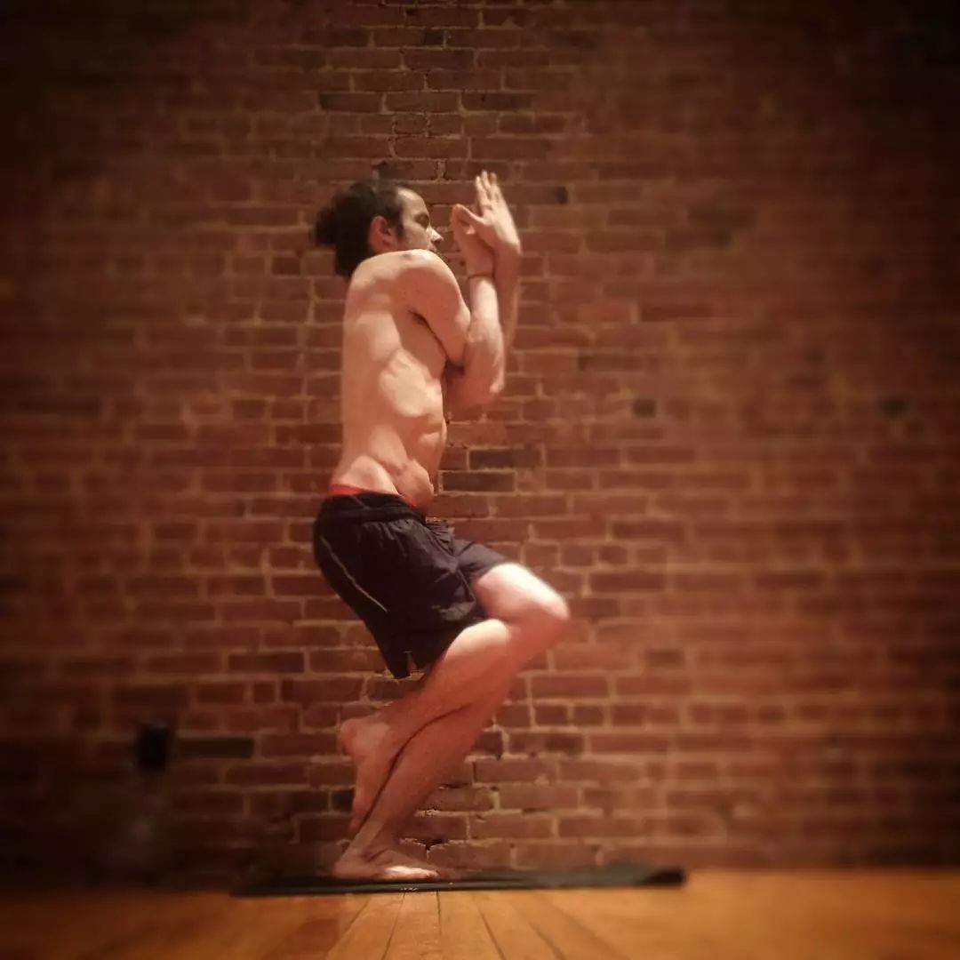 把厚外套穿了个遍,还是冻手冻脚,还差这些体式让身体“热”起来