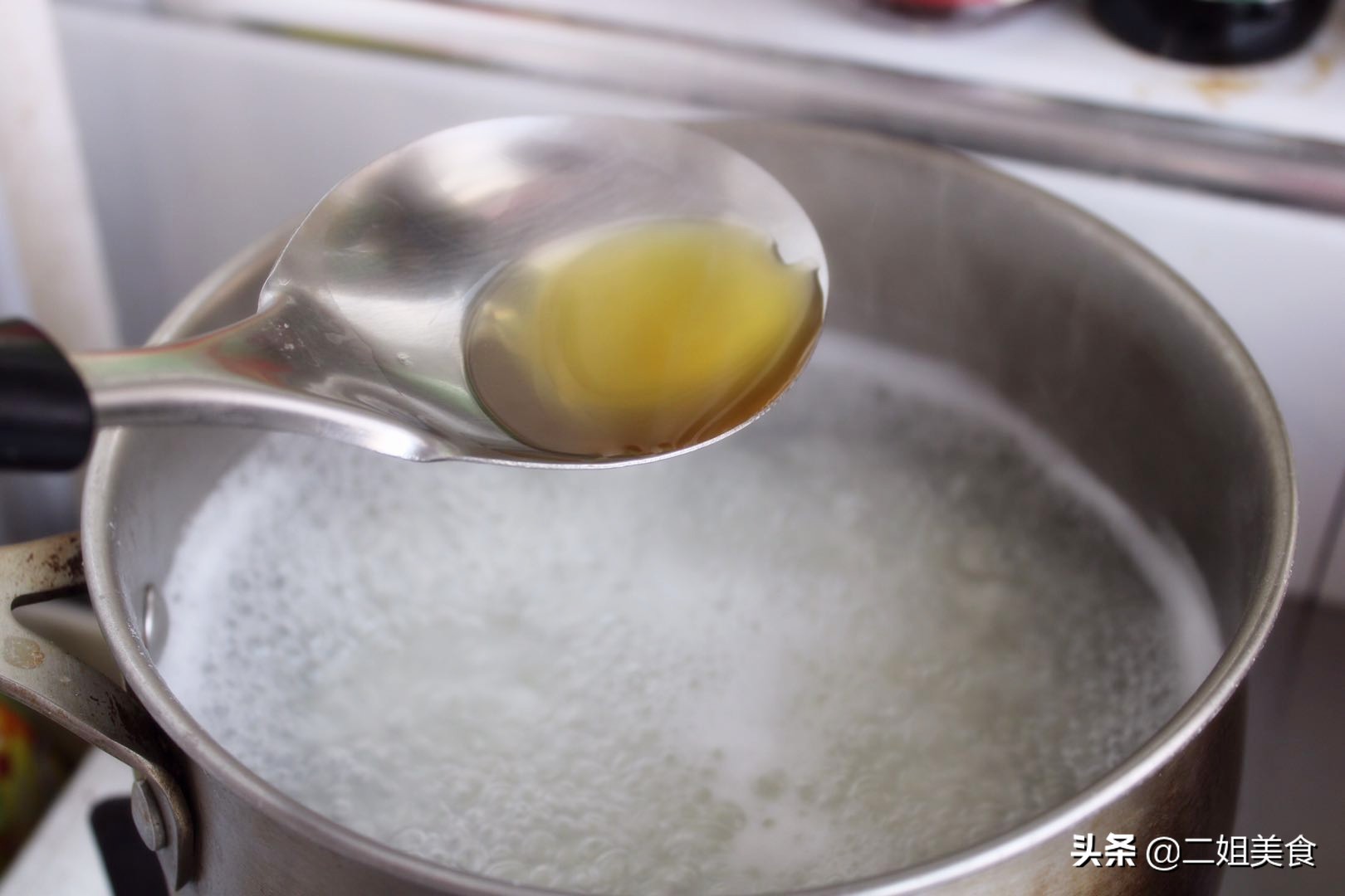 煮粥老是溢锅不如记住这几个技巧,煮粥外溢怎么办