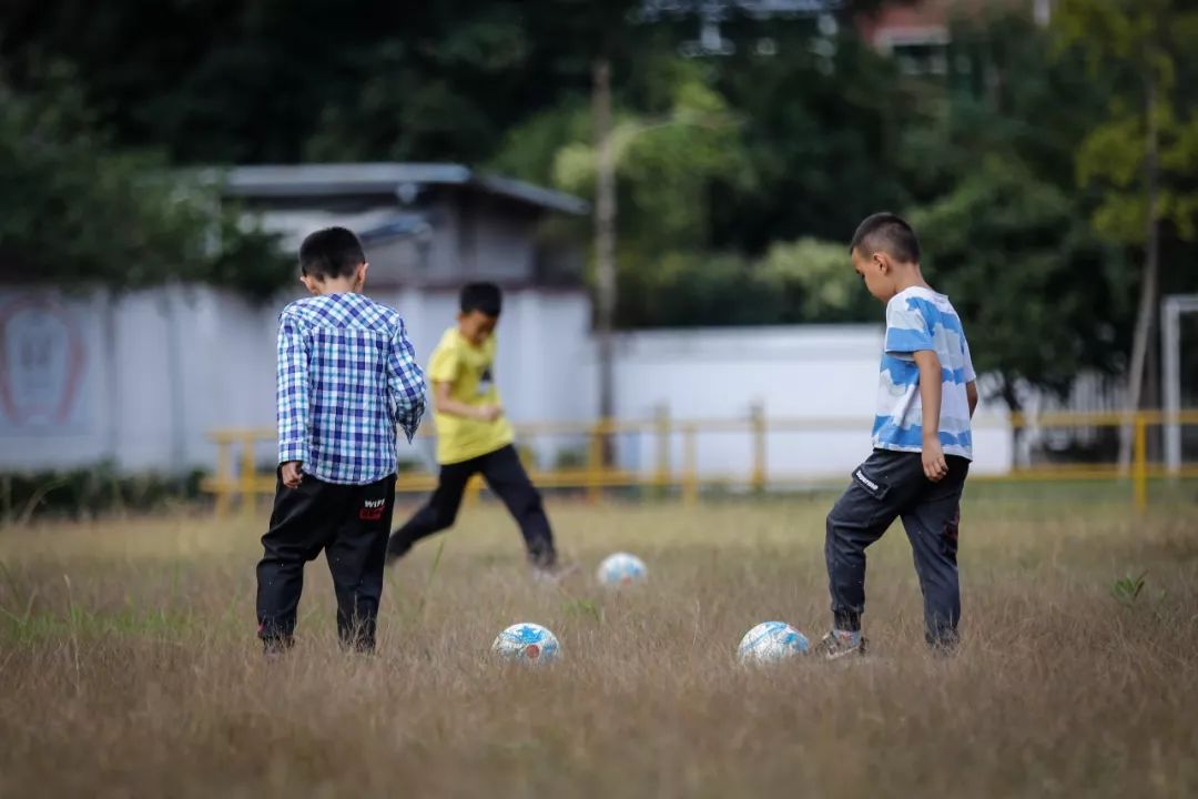 这个盲人不一般，用手机贼溜，淘宝购物、八块腹肌、参加足球比赛样样在行