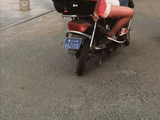 搞笑gif趣图妹子你别闹了,搞笑gif趣图妹子你这笑容太魔性了