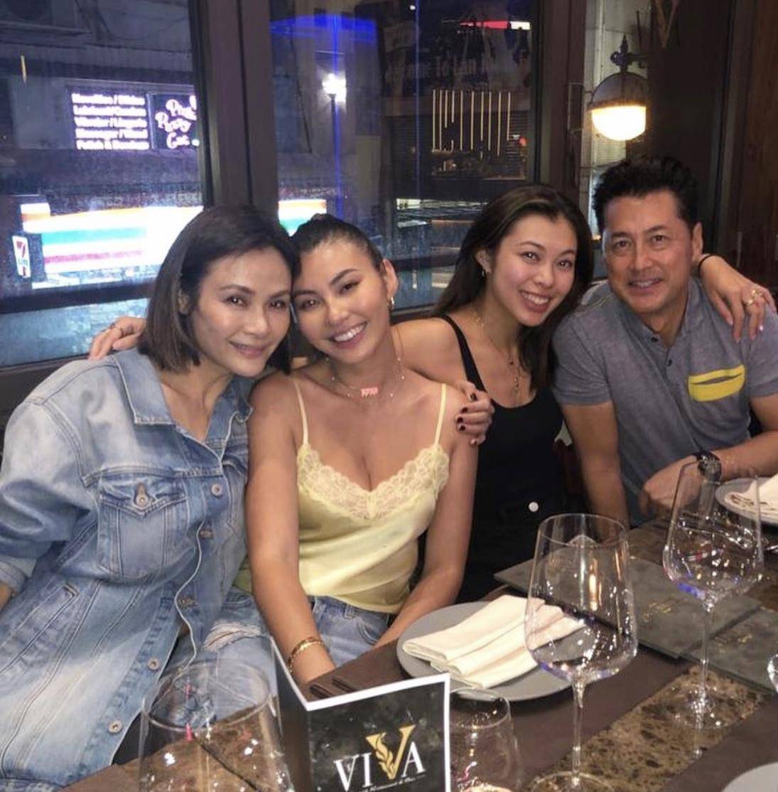 甜蜜！香港著名演员庆与太太结婚28周年，两个女儿外貌身材出众