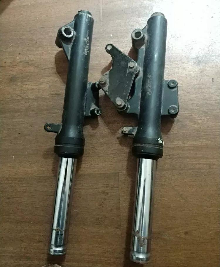 电动车前减震漏油有异响怎么回事,电动车前减震漏油怎么处理视频