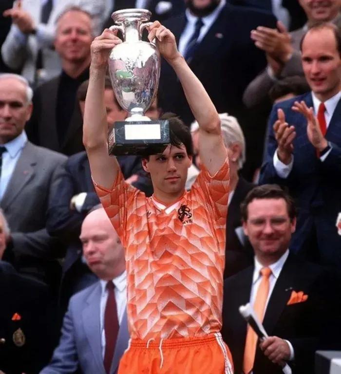 金球那些事儿:1988,1989年,范巴斯滕——天鹅王子的绚丽华尔兹