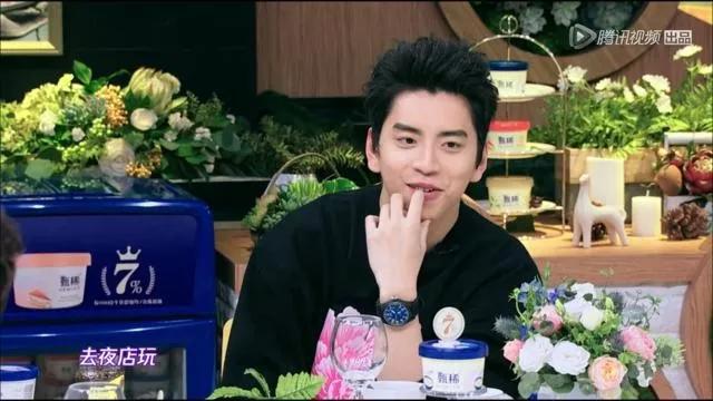 比起老男人，她果然还是更爱富二代啊