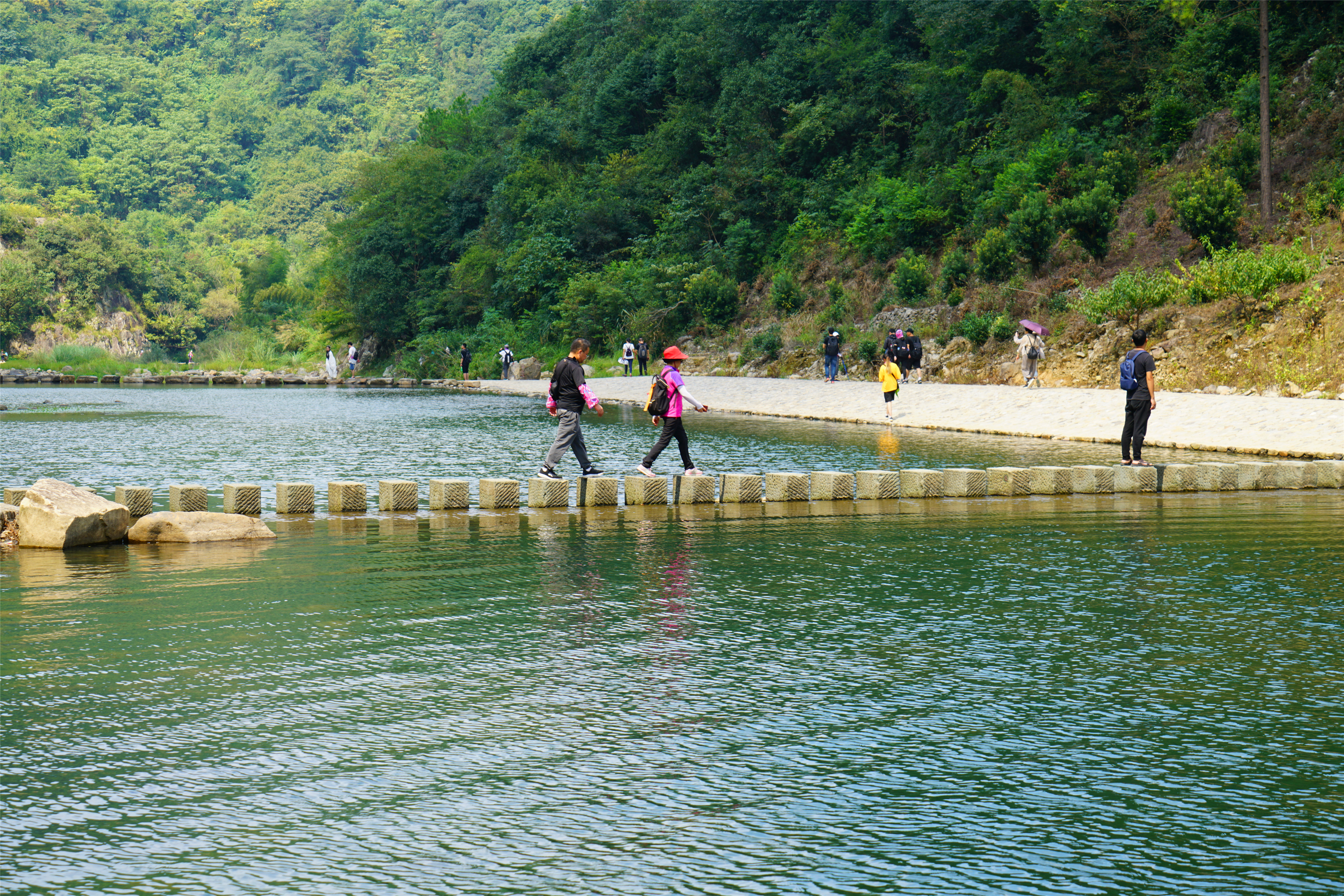 新昌这条溪，近来大火，古时是*私走**食盐秘密通道之一，人称十八渡