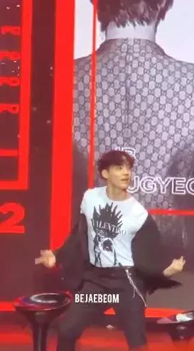 裤子裂成两半令安可舞台喊停,“强势新人”showcase突发舞台事故