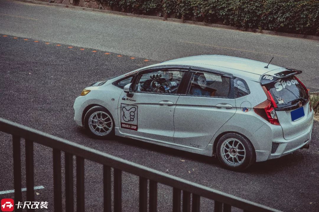 白色本田飞度潮享版怎么改装好看,7万买飞度60万改装