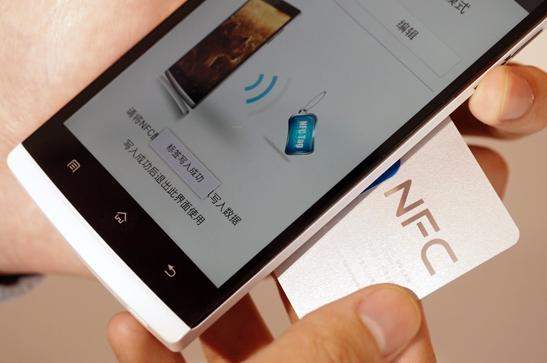 教你一招把门禁卡写进手机,碰一下能开大门,智能手机的学起来