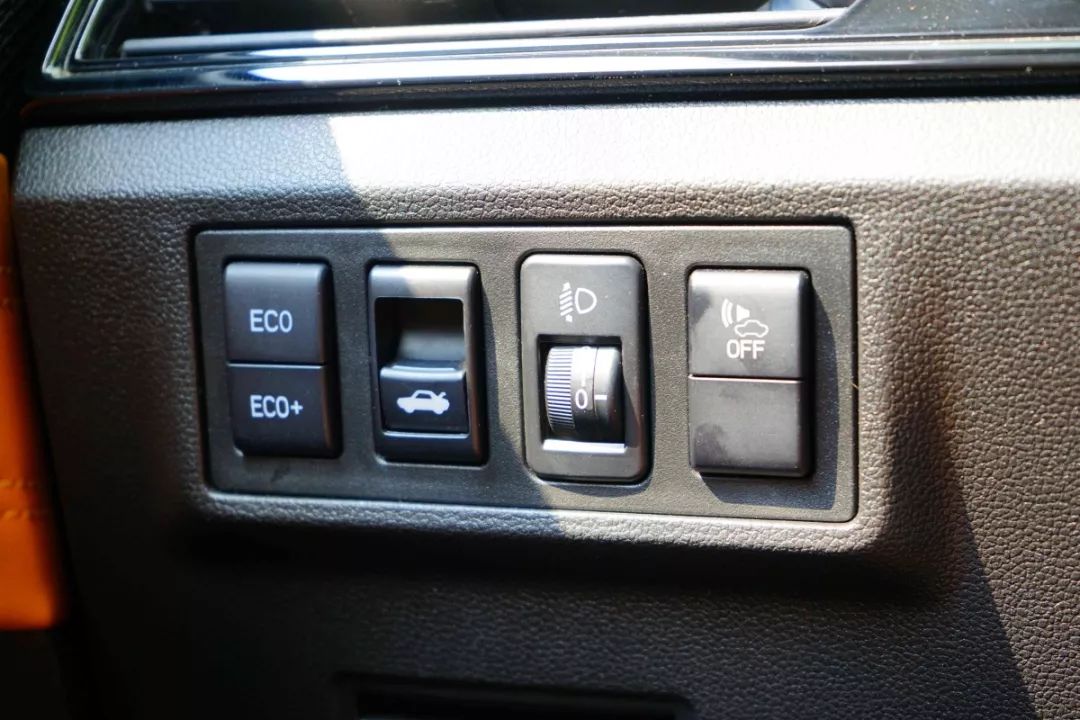 新特DEV1试驾体验：续航300落地7万，不靠补贴也能打？