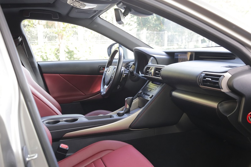 雷克萨斯IS300体验报告：我没法再做一个“肉人”