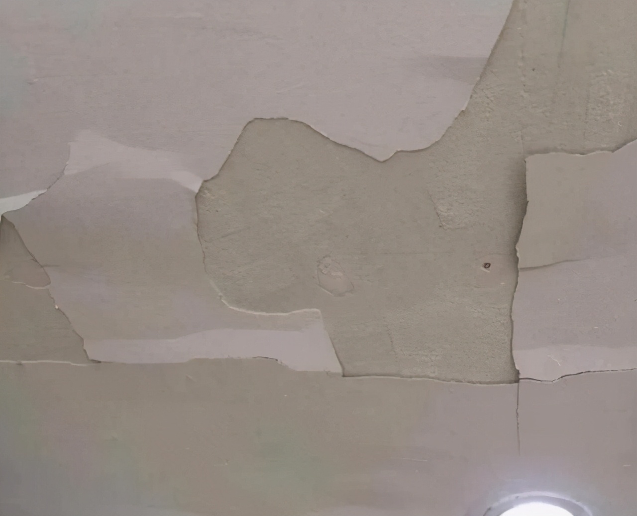 天花板为什么会掉皮,天花板掉皮可以贴什么处理