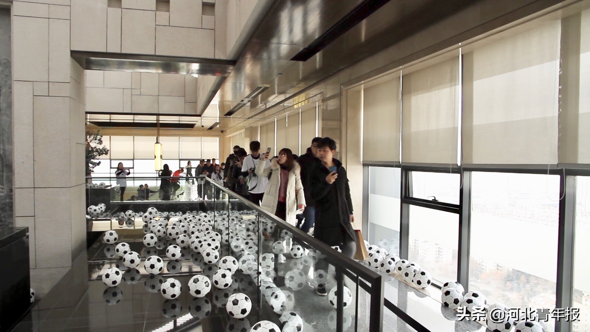 能踢球，能玩桌上“篮”足，还能抓百万大奖，这样的展览你见过吗？