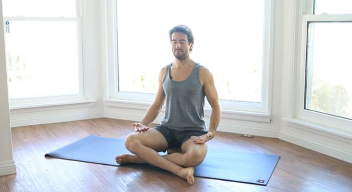 一个动作通畅腿上六条经络,双手交叉养生通经络