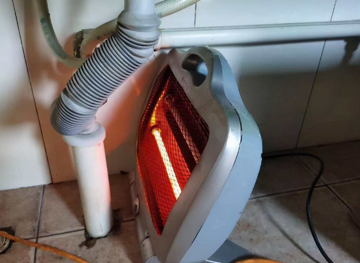 冬天水管冻住了怎么解决,冬天小区水管冻住了该弄哪里