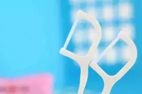 吃东西总塞牙是病,得治!要想牙缝不变大,就得这样剔牙~