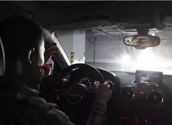 对付远光狗解气视频,对付远光狗用镜子管用吗