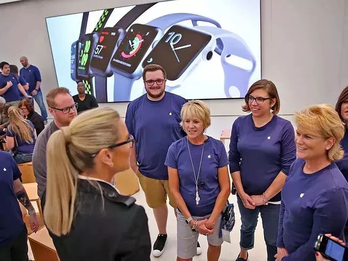 苹果“2号人物”卸任,从她的苹果零售店2.0版学到......