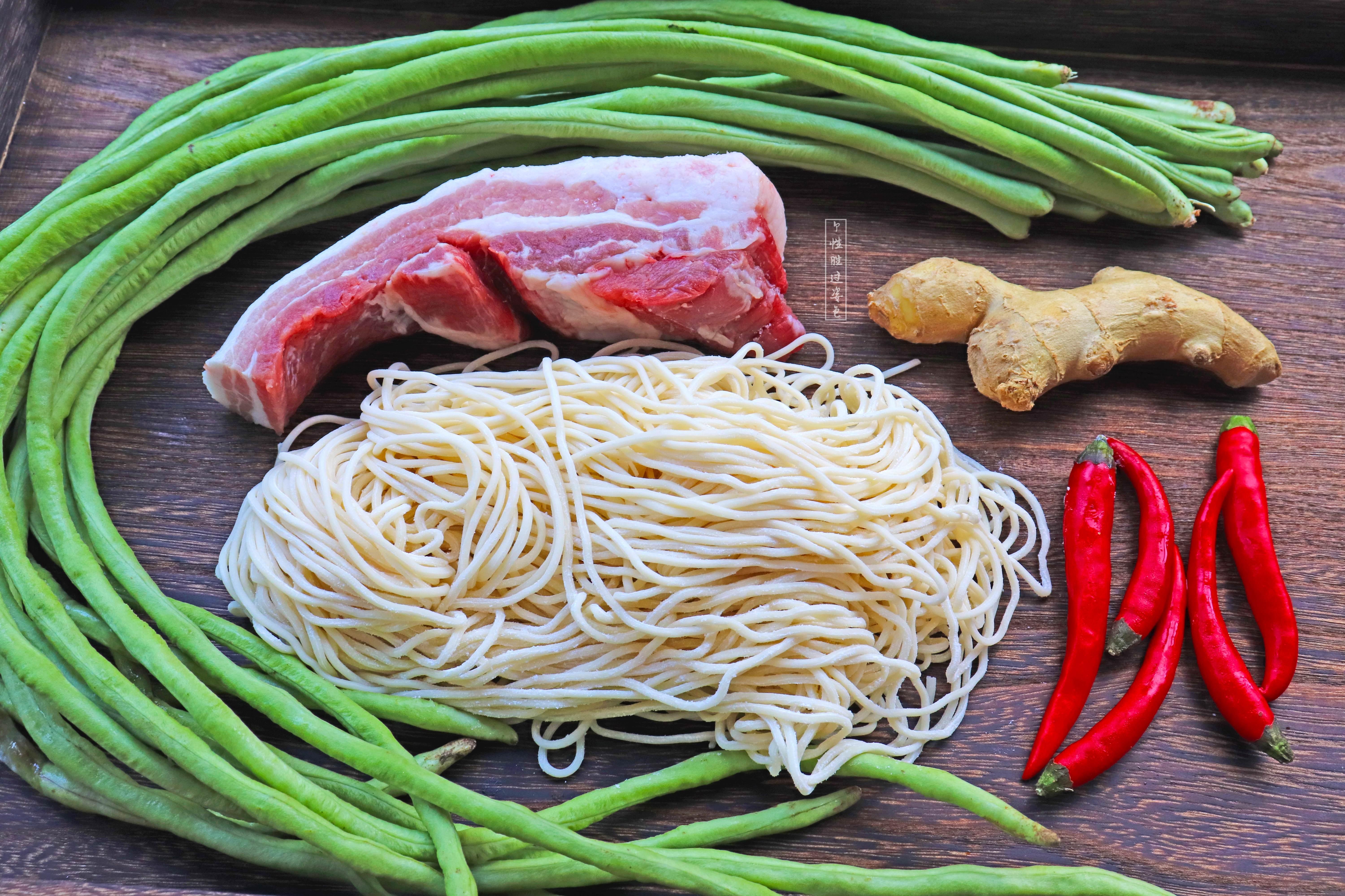 焖面家常做法面条不粘锅,北方人做焖面怎么才能使面条完整