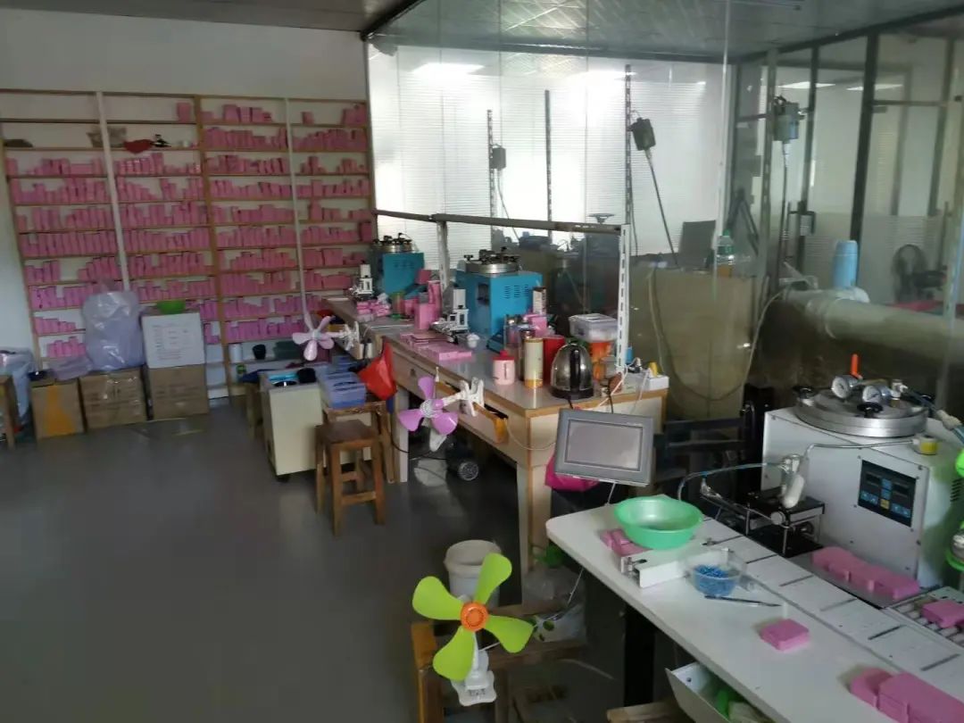 微信、闲鱼上“闪闪动人”的名牌首饰，其实是……|深夜有聊