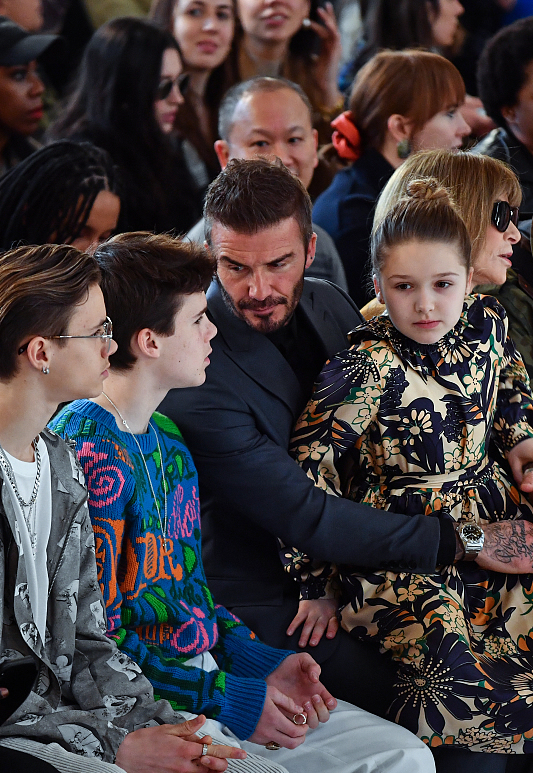 贝嫂深蓝色风衣大衣搭配,驼色贝嫂裤穿搭秋冬