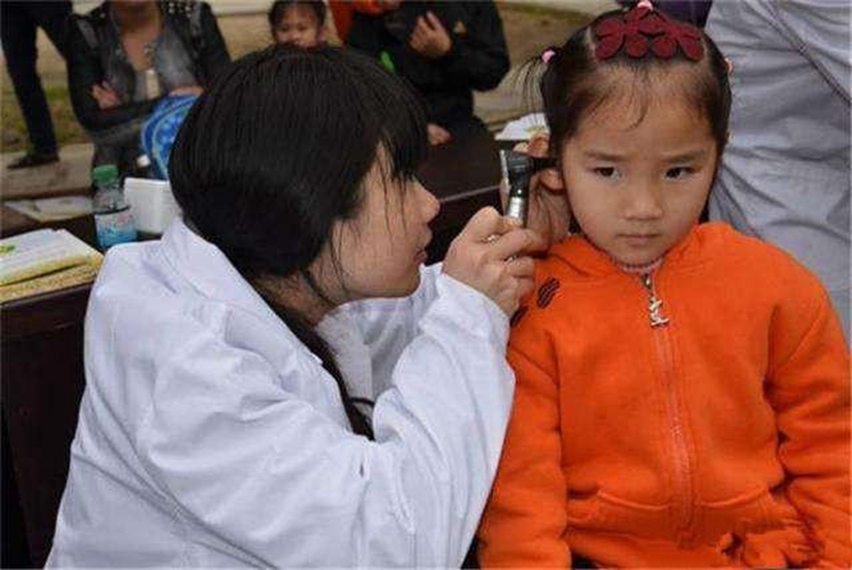 孩子耳朵里进虫子处理视频,孩子耳朵里进虫子