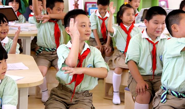 孩子上课回答问题紧张怎么引导,孩子上课不敢举手什么原因